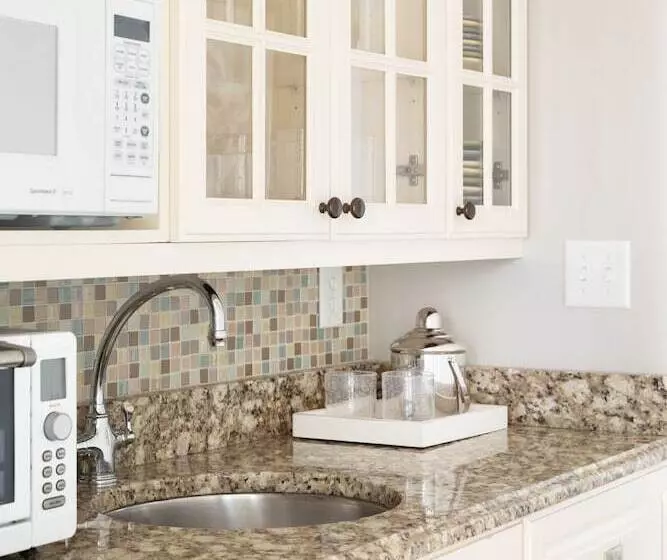 Vineyard Square Hotel & Suites