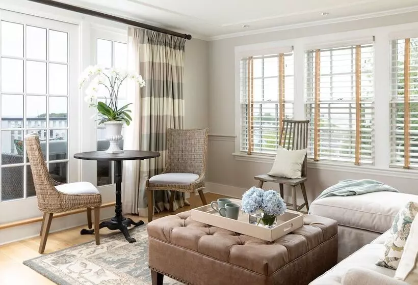 Vineyard Square Hotel & Suites