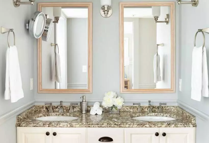 Vineyard Square Hotel & Suites