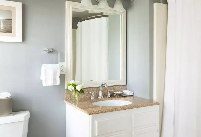 Vineyard Square Hotel & Suites