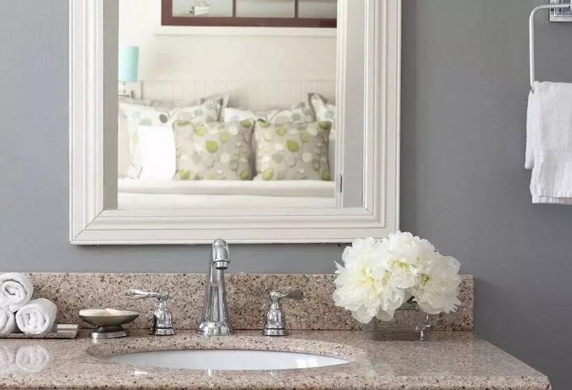 Vineyard Square Hotel & Suites