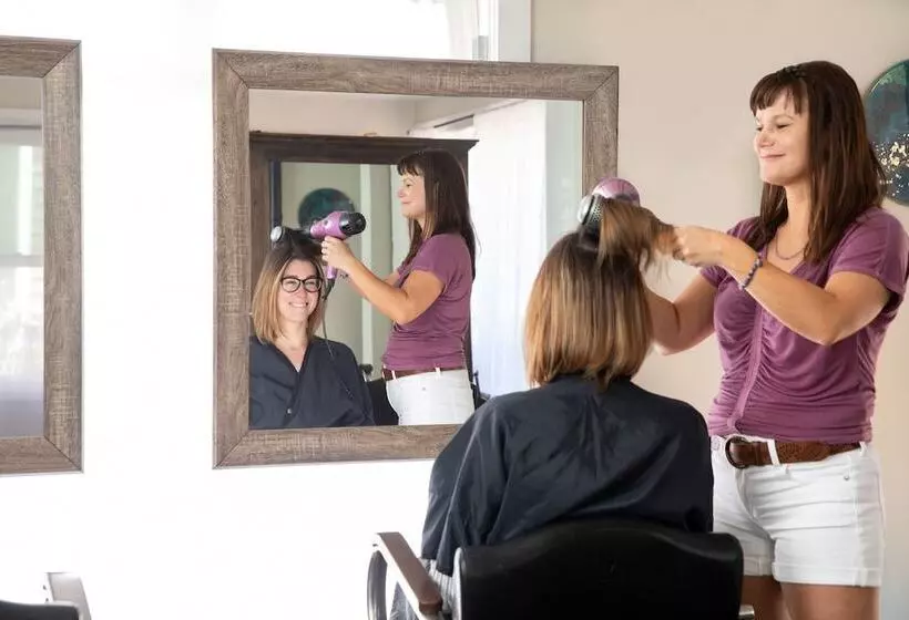 Vineyard Square Hotel & Suites