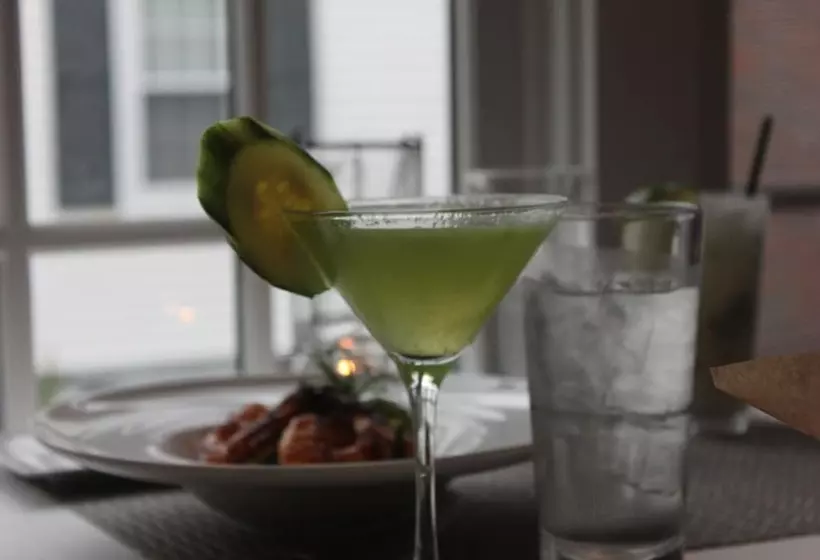 Vineyard Square Hotel & Suites