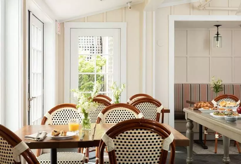 Vineyard Square Hotel & Suites