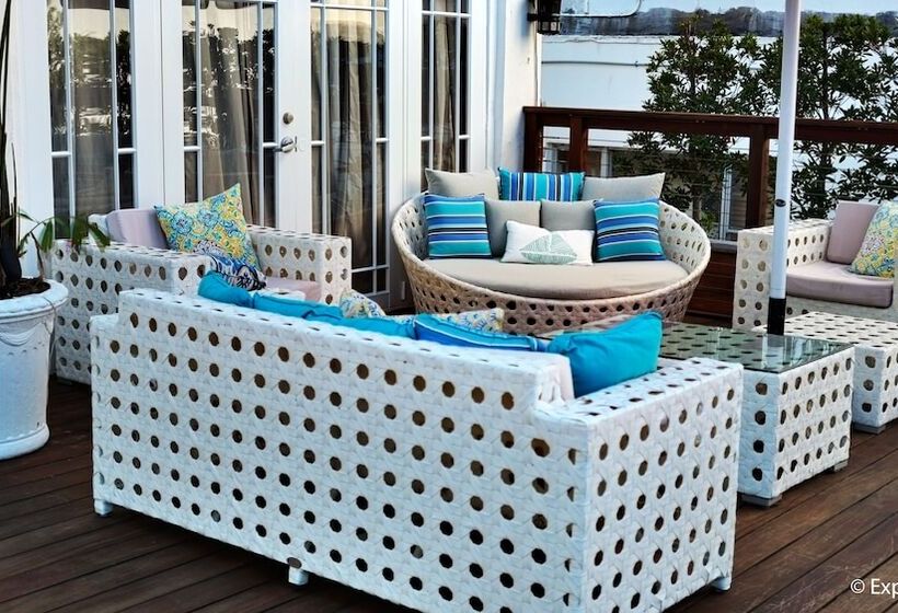 هتل Marseilles Beachfront