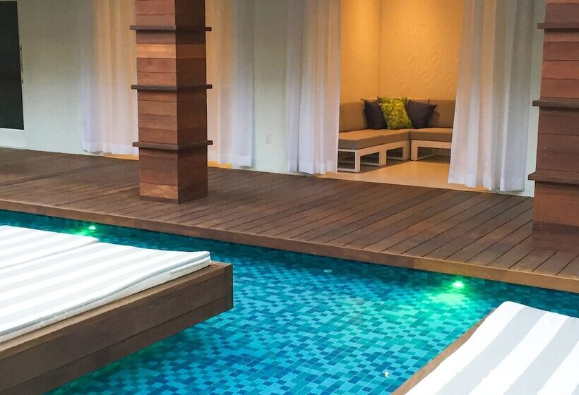 هتل Marseilles Beachfront