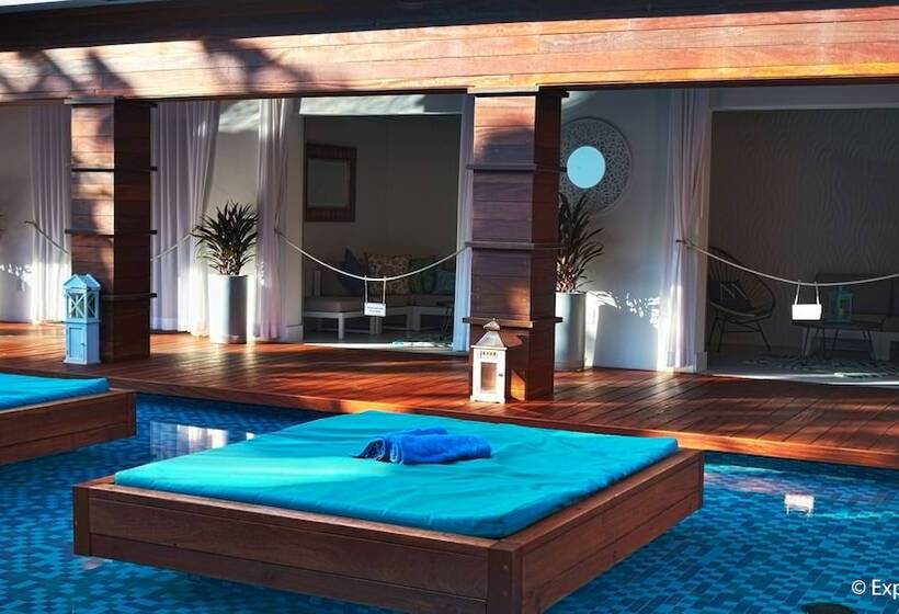 هتل Marseilles Beachfront