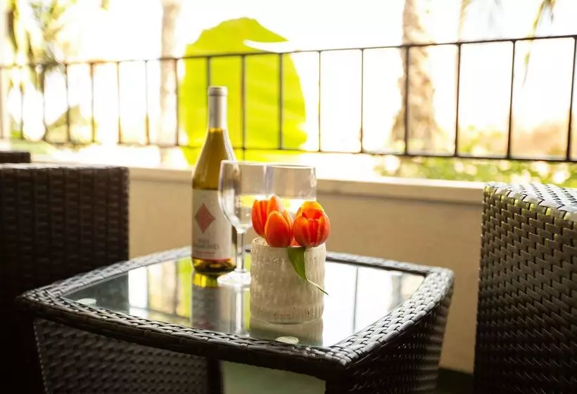 فندق West Beach Inn, A Coast