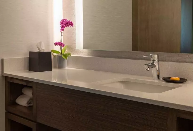 فندق West Beach Inn, A Coast