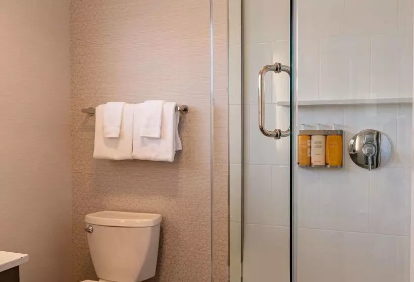 فندق West Beach Inn, A Coast