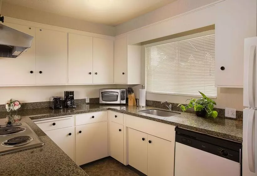 فندق West Beach Inn, A Coast