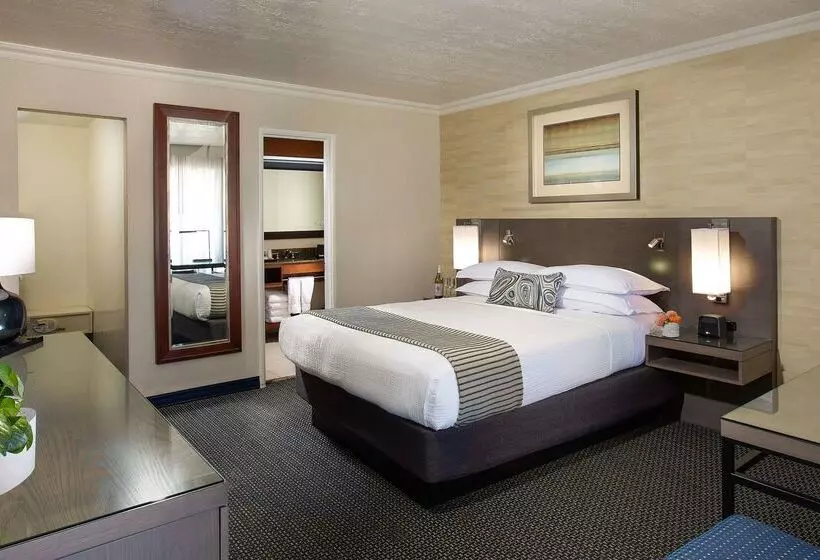 فندق West Beach Inn, A Coast