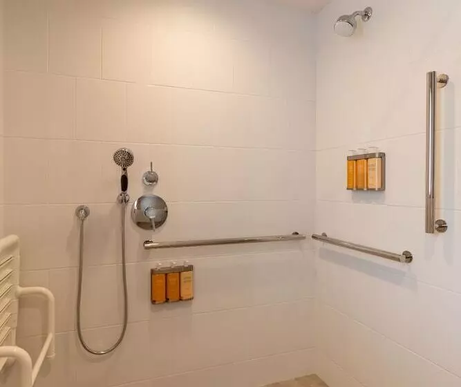 فندق West Beach Inn, A Coast