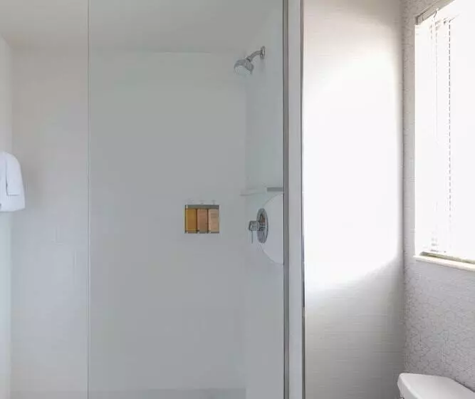 فندق West Beach Inn, A Coast