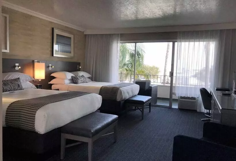 فندق West Beach Inn, A Coast