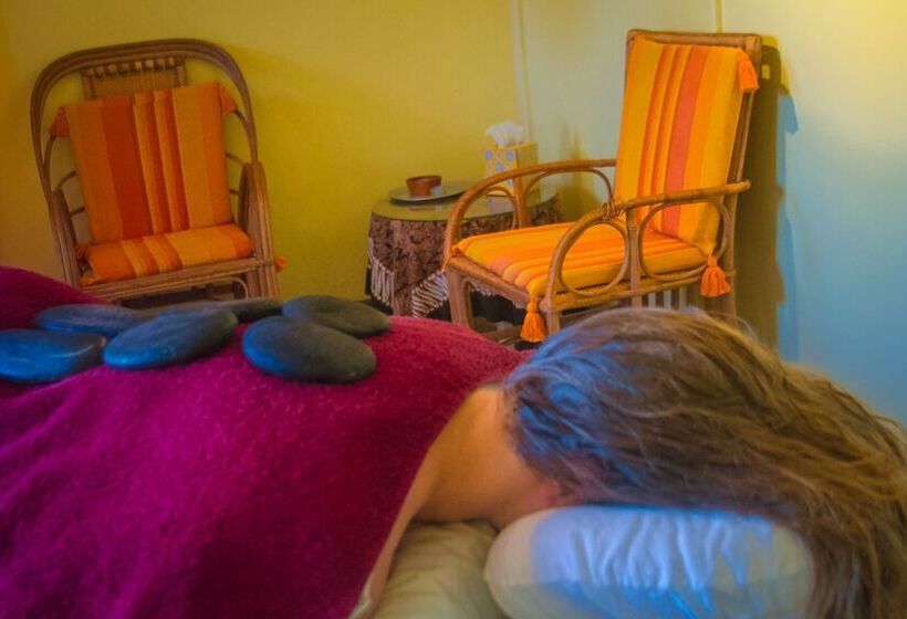 هتل Kariwak Village Holistic Haven And