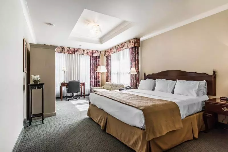 Otel Quality Inn & Suites Garden Of The Gulf