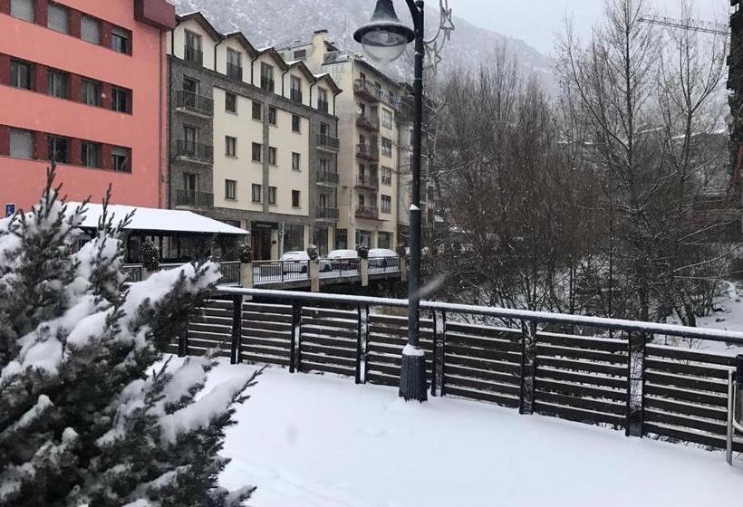 هتل Hermus Centre Vila