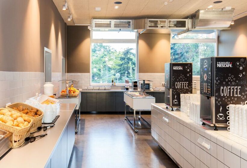 هتل a&o Prague Rhea