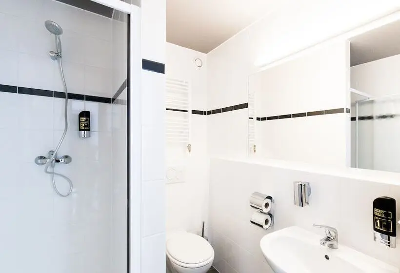 هتل a&o Prague Rhea