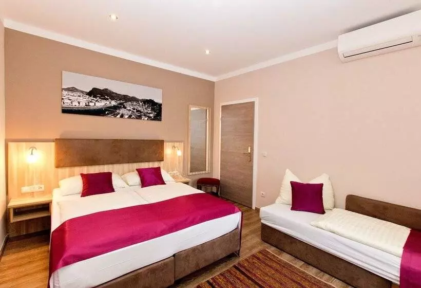 هتل Junior By Max 70