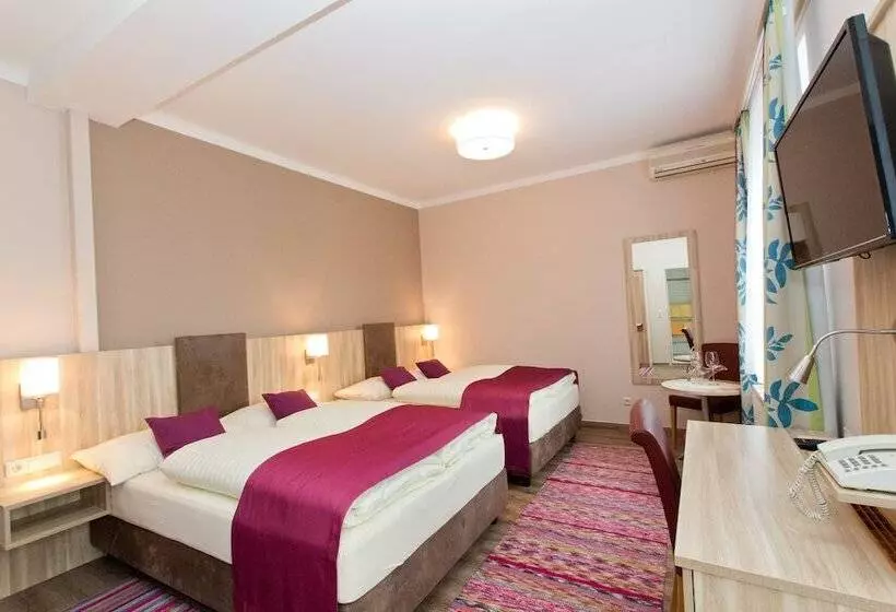 هتل Junior By Max 70