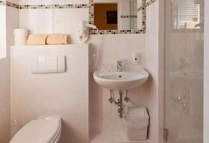 هتل Junior By Max 70