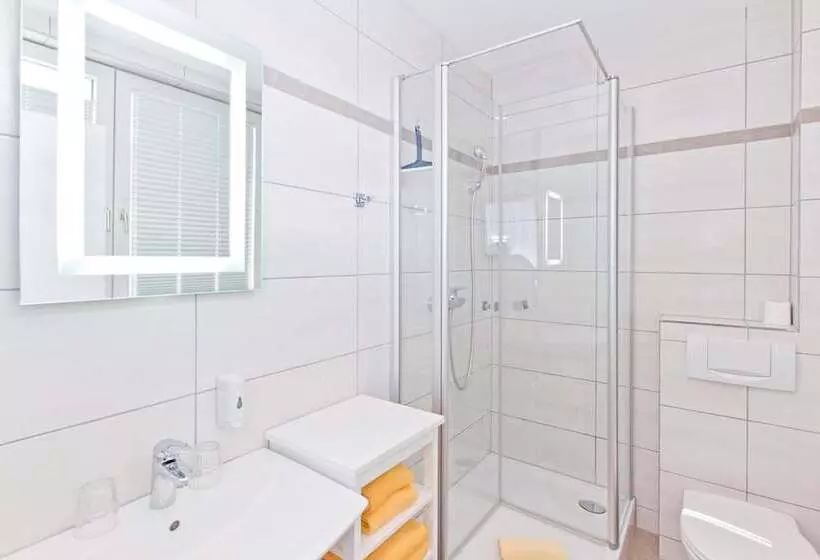 هتل Junior By Max 70