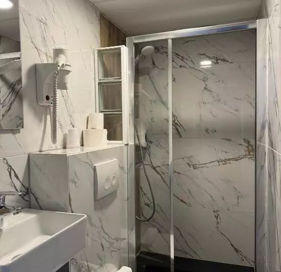 Отель Titus City Centre