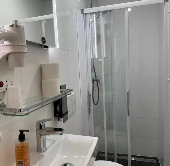 Отель Titus City Centre