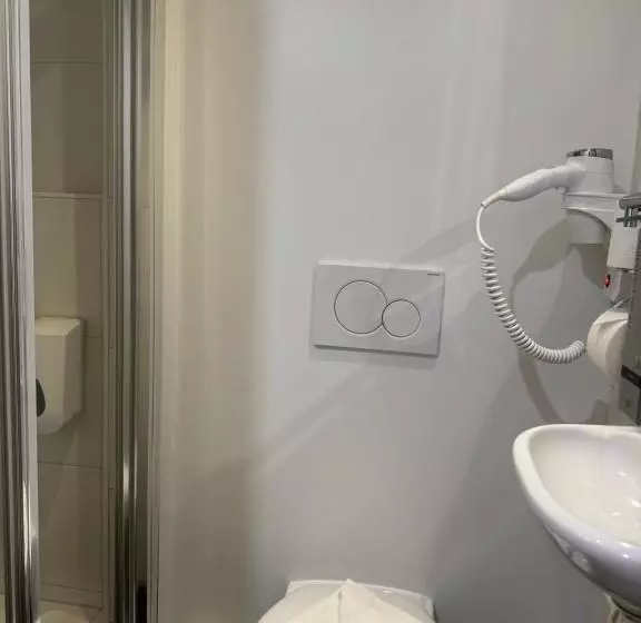 Отель Titus City Centre