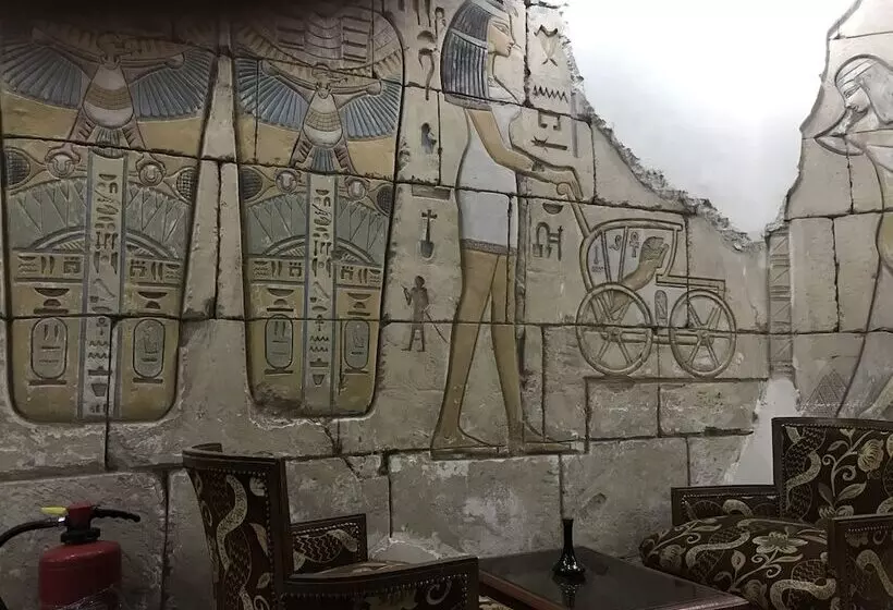 Gaddis Hotel, Suites And Apartments