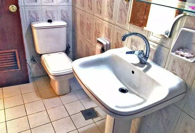 Gaddis Hotel, Suites And Apartments