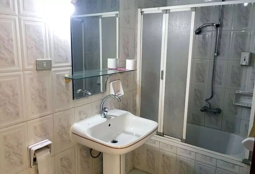 Gaddis Hotel, Suites And Apartments