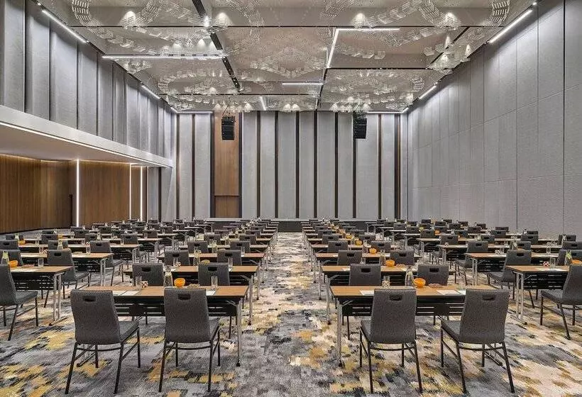 Renaissance Kuala Lumpur Hotel & Convention Centre