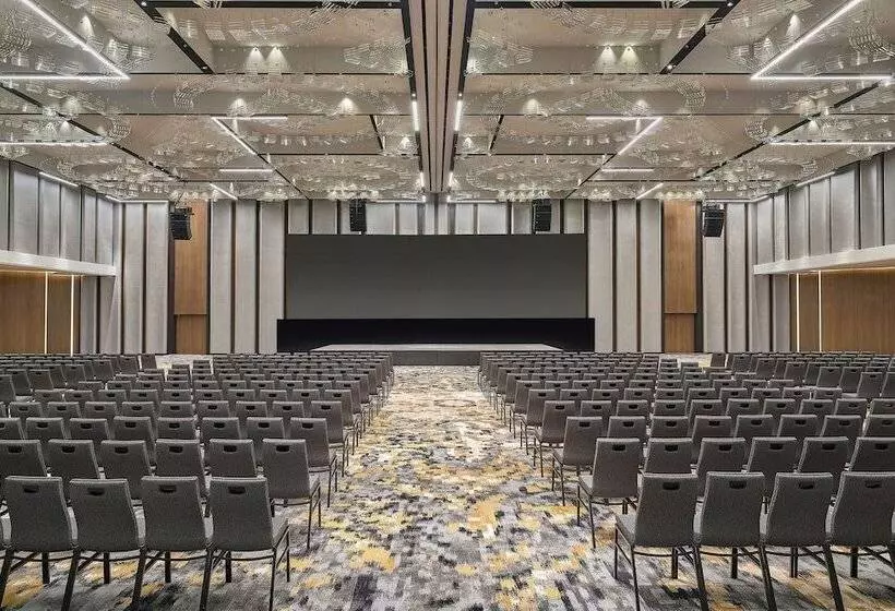 Renaissance Kuala Lumpur Hotel & Convention Centre