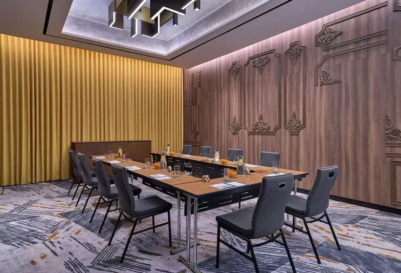 Renaissance Kuala Lumpur Hotel & Convention Centre