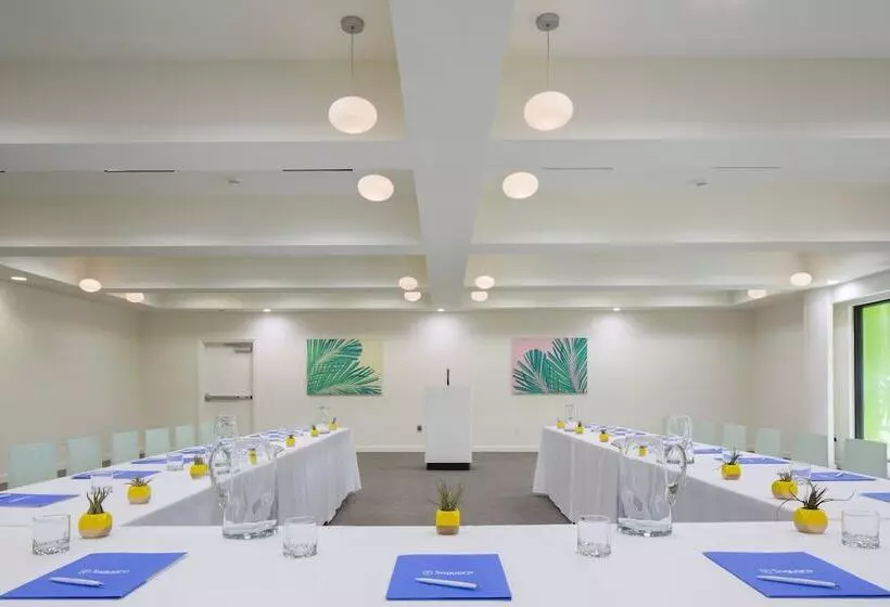 Отель The Saguaro Palm Springs