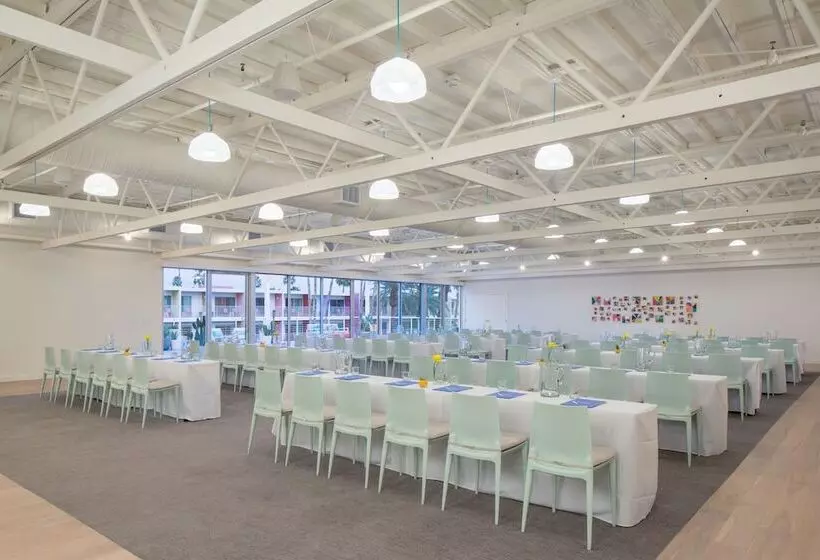 Отель The Saguaro Palm Springs