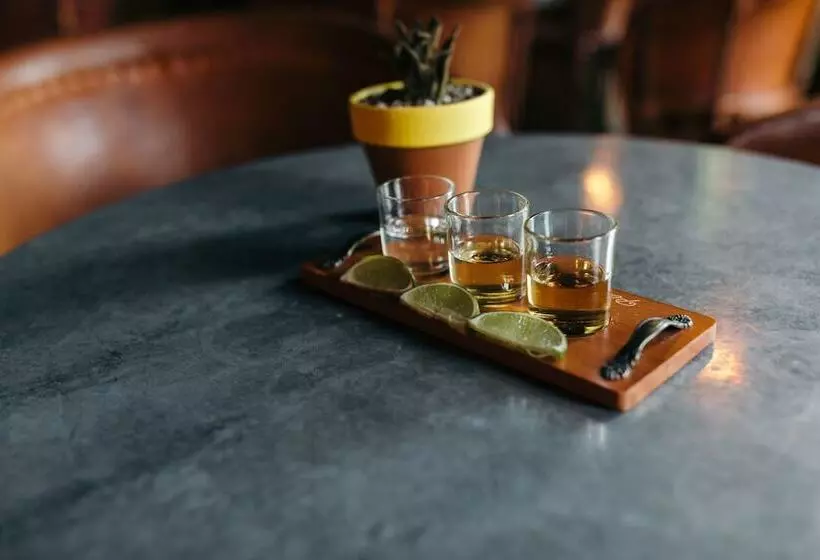 Отель The Saguaro Palm Springs