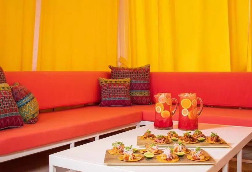 Отель The Saguaro Palm Springs