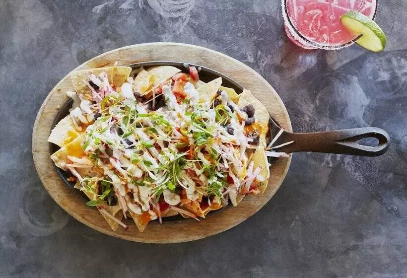 Отель The Saguaro Palm Springs