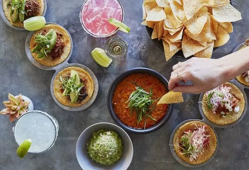 Отель The Saguaro Palm Springs