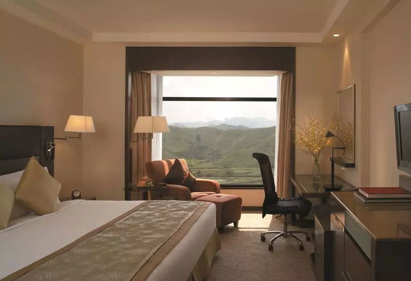 호텔 Shangri La Shenzhen   Nearby Luohu Border, Outdoor Swimming Pool