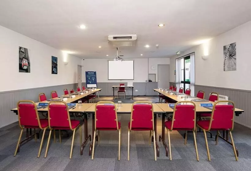 בית מלון כפרי Campanile Manchester