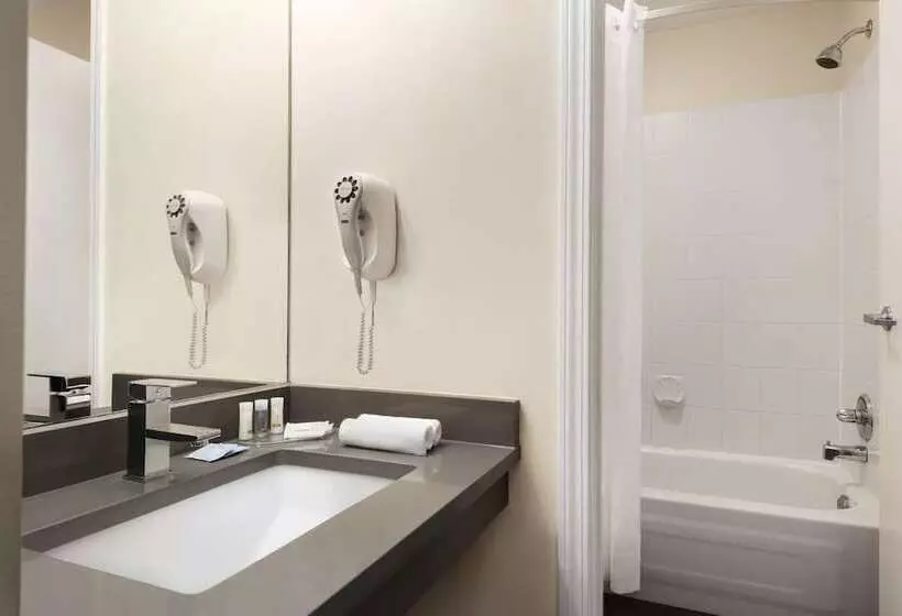 호텔 Days Inn By Wyndham Kelowna