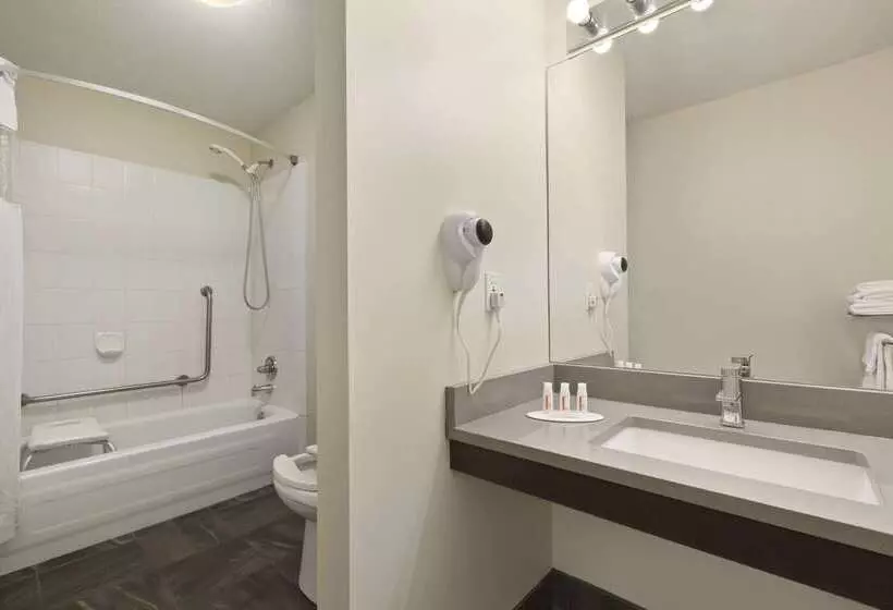 호텔 Days Inn By Wyndham Kelowna