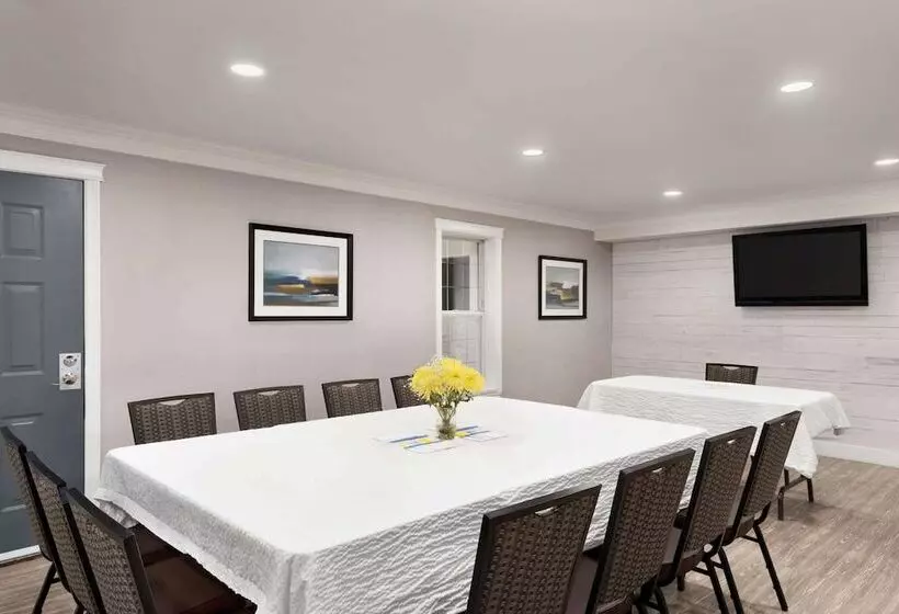 호텔 Days Inn By Wyndham Kelowna