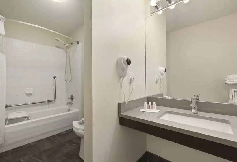 호텔 Days Inn By Wyndham Kelowna