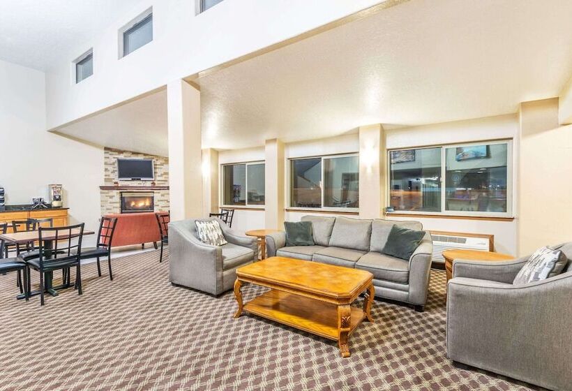 هتل Days Inn By Wyndham Pueblo